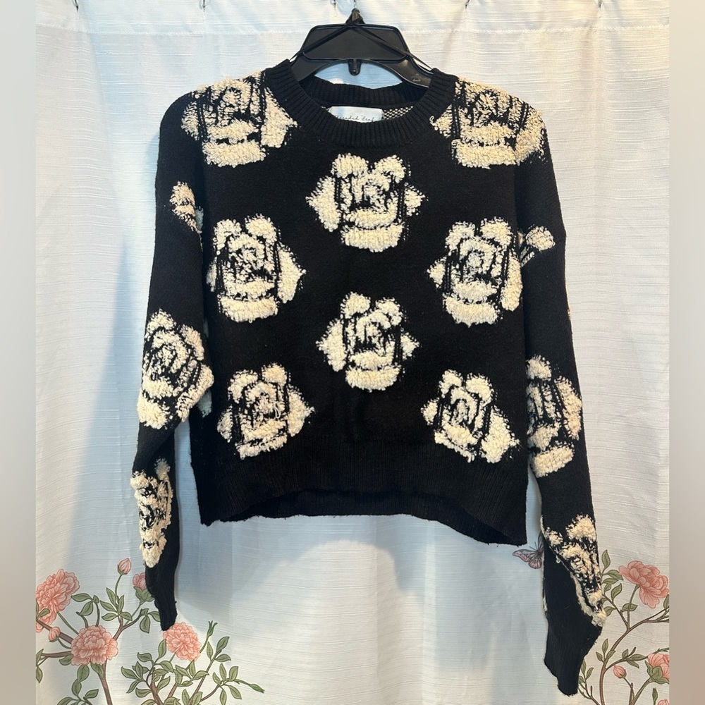 Black Cropped Sweater with Cream Flowers - Threaded Leaf size M